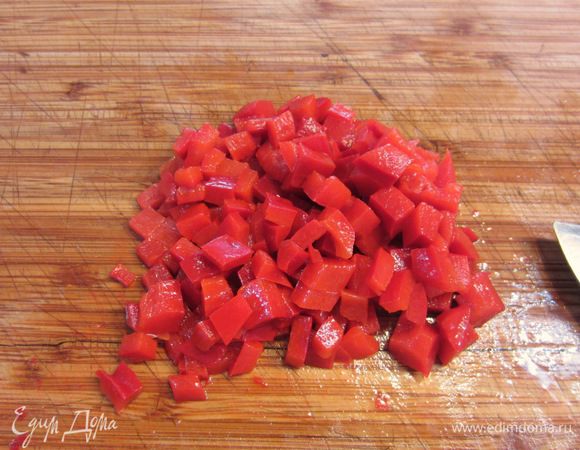 Порубите перец кубиками. Чтобы было красиво - постарайтесь кубики делать ровными и одинаковыми.