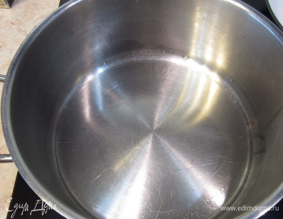 Поставьте большую неглубокую кастрюлю или глубокую сковороду на большой огонь и плесните растительное масло в нее.