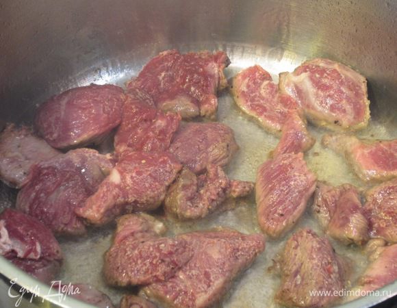 Выложите мясо в один слой. Обжарьте его около двух минут.