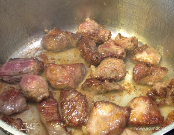 Переверните мясо вилкой и обжарьте с другой стороны еще пару минут.