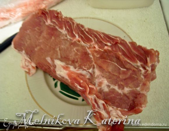 Как я уже говорила, для буженины желательно использовать мясо свиного ошейка, поскольку в нем много сальных прожилок и мясо более нежное. Желательно, чтобы мясо не подвергалось заморозке. 