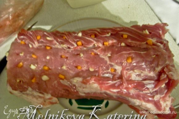 Ножом в мясе необходимо прокалывать дырочки (просто неглубоко вонзая нож в мясо) и вставлять поочередно морковь и чеснок. Таким образом необходимо обработать всю поверхность мяса.