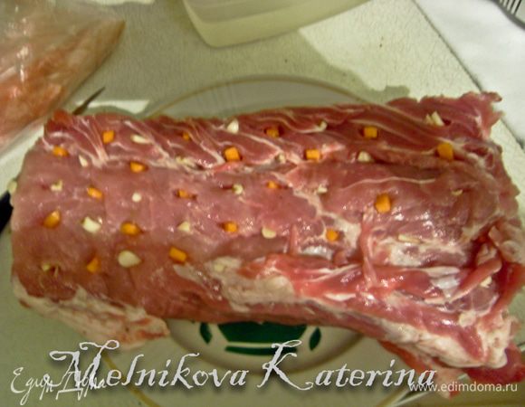 Ножом в мясе необходимо прокалывать дырочки (просто неглубоко вонзая нож в мясо) и вставлять поочередно морковь и чеснок. Таким образом необходимо обработать всю поверхность мяса. 