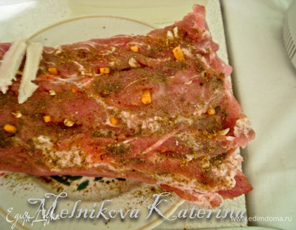 Обсыпать/натереть солью и черным молотым перцем всю поверхность мяса. 