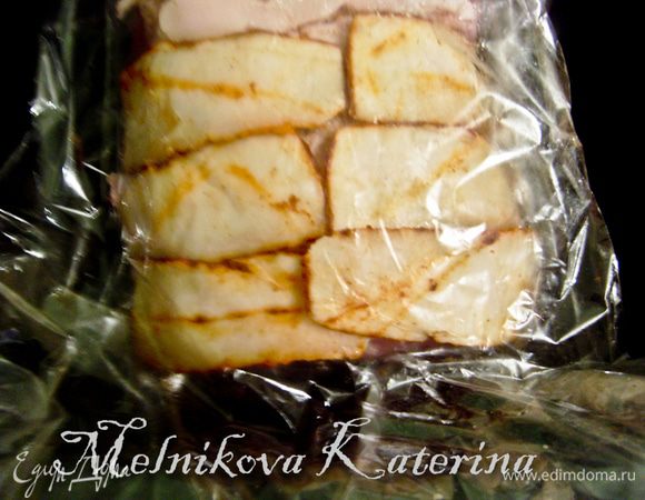 Далее необходимо подготовить сало, подойдет даже старое из запасов в холодильнике. Если Вы покупаете сало в магазине, попросите сразу сделать тонкую нарезку, так удобнее и быстрее будет оборачивать. Но если нарезки нет, то можно нарезать сало на небольшие, но тонкие (примерно 2 мм толщиной) кусочки/брусочки. Положить мясо в рукав для запекания и обложить всю поверхность мяса салом (делать это рекомендую сразу в рукаве, поскольку потом неудобно будет помещать обернутое мясо в рукав). Положив руку на верхнюю обернутую часть мяса, перевернуть обратной стороной и также обложить. Мясо должно получиться полностью обернутым. Никакого масла и жира в рукав дополнительно добавлять не нужно. 