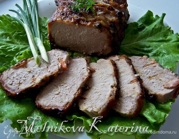 Отправить запекаться в духовку на 3 часа при 160 градусах. Во время запекания переворачивать или "беспокоить" мясо не требуется. После готовности снять рукав, а когда буженина немного остынет, снять с нее все сало. 