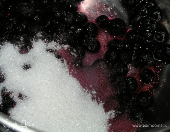 Желатин замочить в 50 мл воды до набухания. Чернику засыпать сахаром, добавить воду и поставить на огонь, 