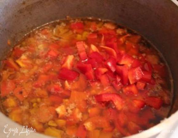 Помидоры и перец нарезаем кубиками. Когда вода закипит, бросаем овощи, лавровый лист и перец.