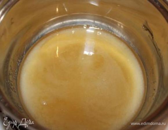 В небольшую кастрюлю высыпаем сахар. Добавляем воду и мед. 