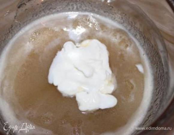 Когда смесь закипит, добавляем сметану. Доводим до кипения.