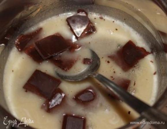 Шоколад ломаем на дольки, добавляем в кипящую смесь. 