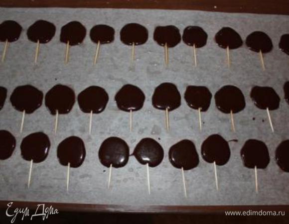 Готовую смесь снимаем с огня и чайной ложкой разливаем на шпажки.