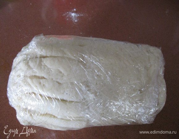 Замесить тесто из вышеперечисленных продуктов,завернуть в пищевую пленку, положить в холодильник на час.