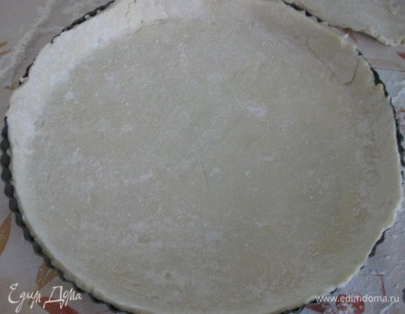 Выложить тесто в форму для пая , сформировать бортик.