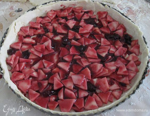 Яблоки почистить, нарезать полудольками, смешать с вареньем, выложить на тесто и разровнять.