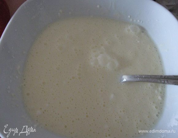 Готовим заливку: взбиваем яйца со сливками, добавляем сахарную пудру и крахмал и хорошенько перемешиваем