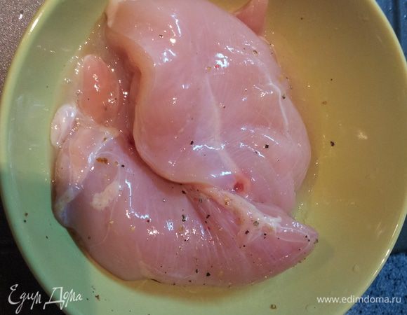 Курочку солим, перчим, заливаем лимонным соком и оставляем в холодильнике на 30 минут.