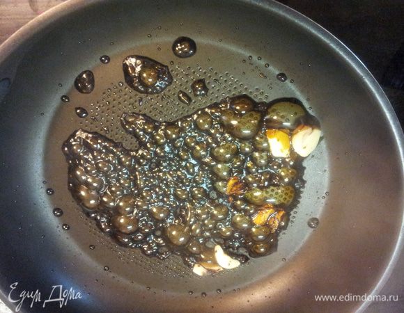 .. И обжариваем минутку на оливковом масле...