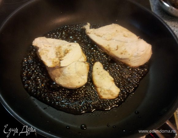 Добавляем бальзамику, соевый соус, бульон и сахар. Вынимаем чеснок и увариваем до загустения. 
Дососем курочку и кладем на нашу глазурь, обжариваем 2 минутки с каждой стороны. Снимите с огня и дайте курочке отдохнуть пару минут на сковородке)