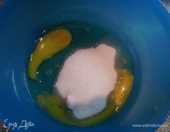 Яйца взбиваем с сахаром и солью..