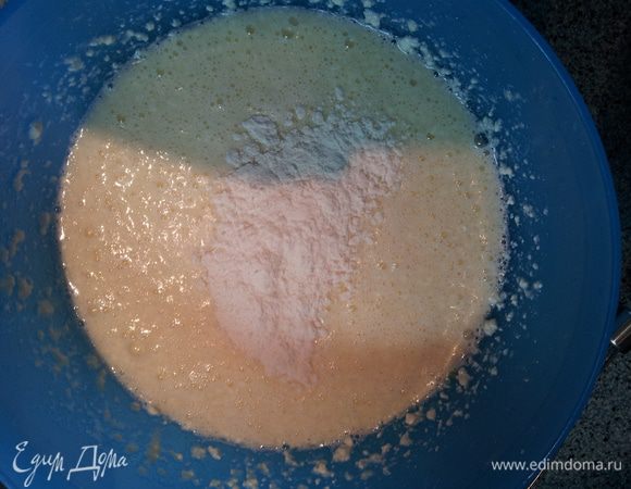 Добавляем творог. Перемешиваем и добавляем муку с разрыхлителем.