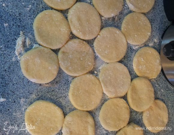 Тесто раскатаем и кружкой делаем кружочки...