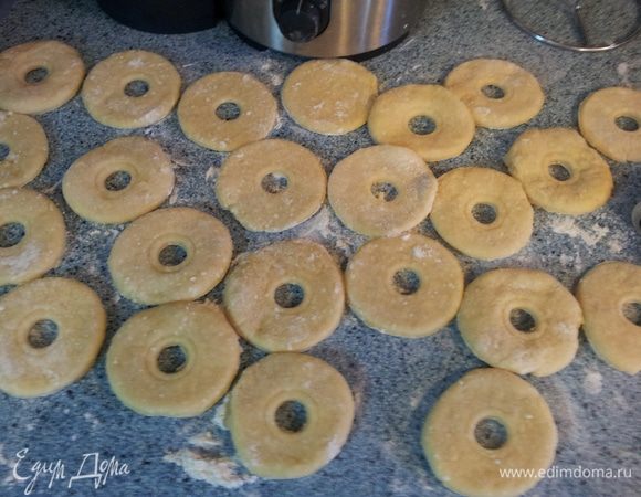 В кружочках делаем дырочки(тут у меня наступил ступит, я хотела чтобы все было ровном красиво и тут под руку мне попался счисток ребенка, а он как раз с круглешком на конце. Так и получилось дырочки в пончиках) как видно на фото, про один пончик я забыла)