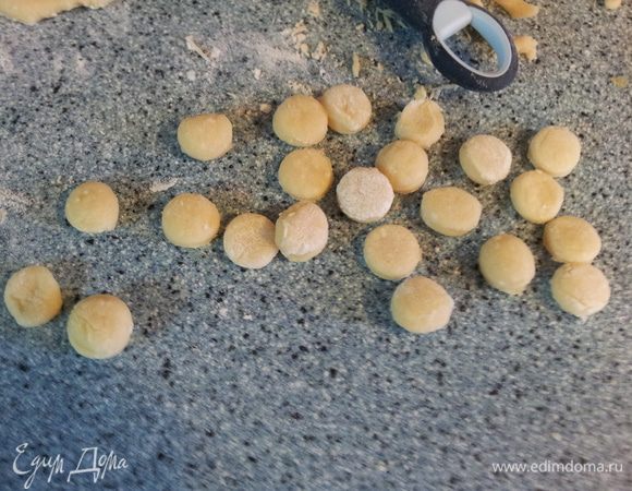 От дырочек у нас осталось тесто, его тоже потом превратим в пончики, правда мини)