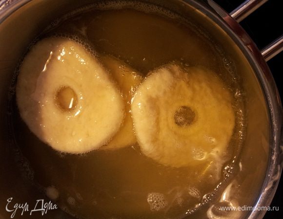 Наливаем в кастрюлю масла примерно на 3 см вверх. Когда масло нагреется кидаем наши пончики и готовим минутку( потом это займет несколько секунд)...