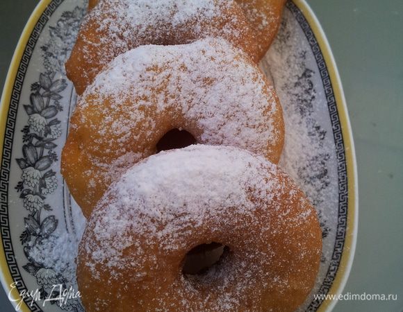 Выкладываем пончики на салфетку, чтобы лишнее масло стекло и украшаем по желанию)