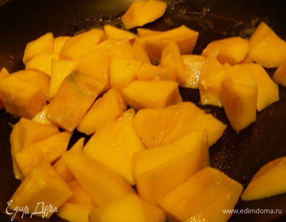 Манго режем средними кусочками. Разогреваем сливочное масло, добавляем манго и коричневый сахар и карамелизируем минут 5.