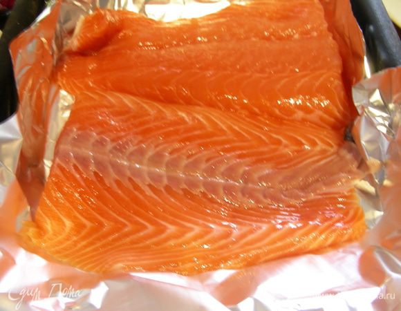 Если у Вас стейки лосося, то их хорошо поджарить на сковороде или сковороде-гриль. У меня было филе и я его запекала в духовке 180гр минут 20. Можно его немного сбрызнуть оливковым маслом, посолить, поперчить.
