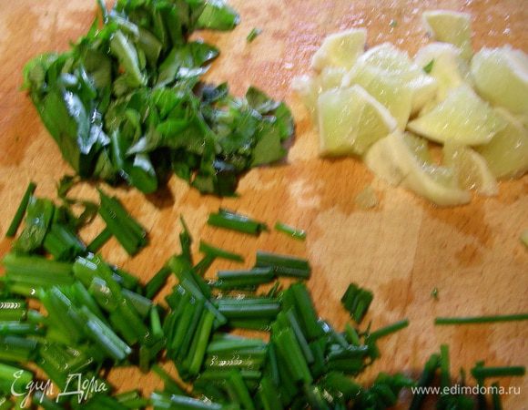 Зелень мелко режем, лайм чистим и режем небольшими кусочками. Я для соуса взяла 1/2 лайма, а вторую половину оставила для подачи.
