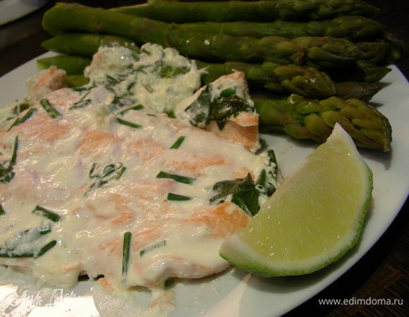 Выкладываем рыбку на тарелку, поливаем соусом и подаем с гарниром по Вашему вкусу (у меня спаржа) и дольками лайма. Приятного аппетита)
