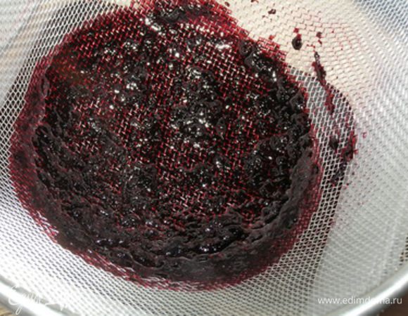 затем протереть через сито. Желатин нагреть до растворения кристаллов желатина, добавить к черничной массе, перемешать.  