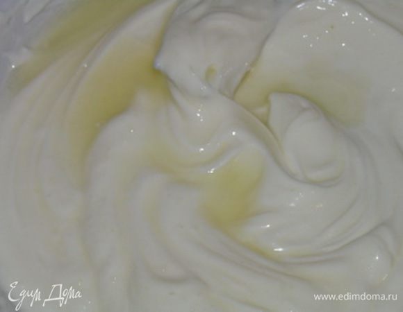 Творожный сыр смешать с сахаром и соком лимона,