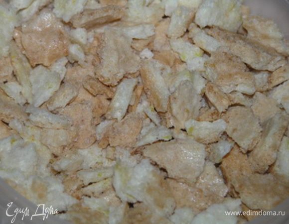 Бисквит измельчить до крупных крошек,