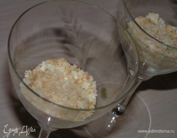 уложить на дно креманок/бокалов/фужеров,