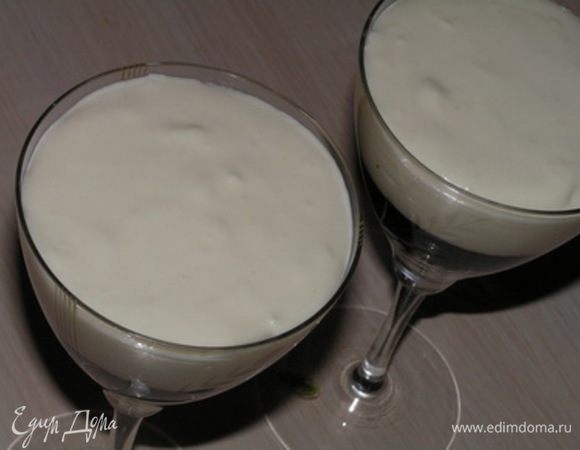 Затем выложить лимонный крем-чиз, разровнять,