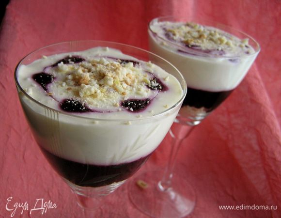 Перед подачей можно еще посыпать бисквитной крошкой или орешками. Приятного аппетита! :)