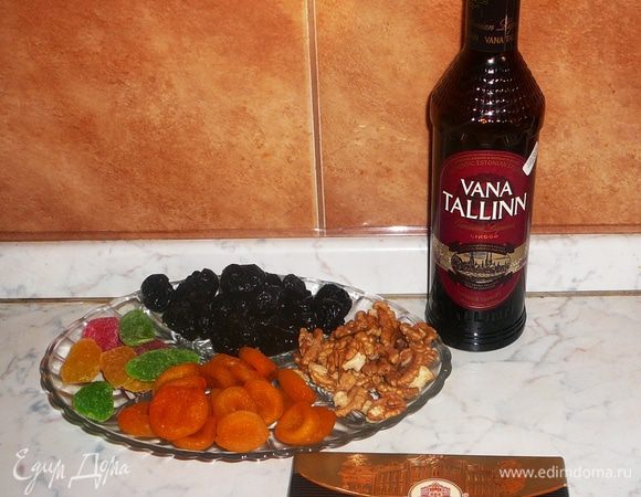 Тщательнейшим образом промыть сухофрукты и просушить.