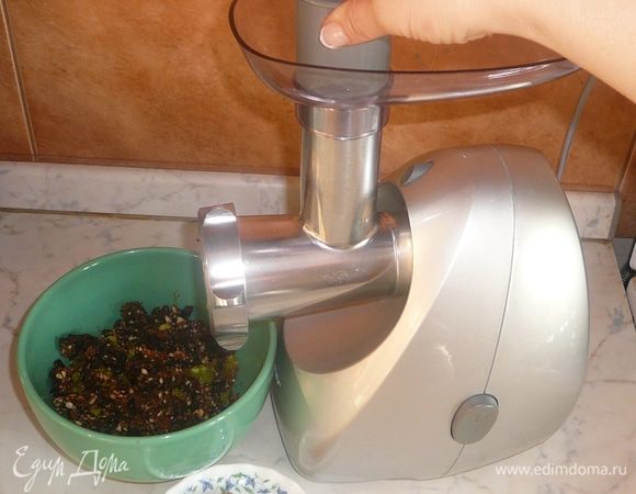 Прокрутить в мясорубке вместе с орехами.