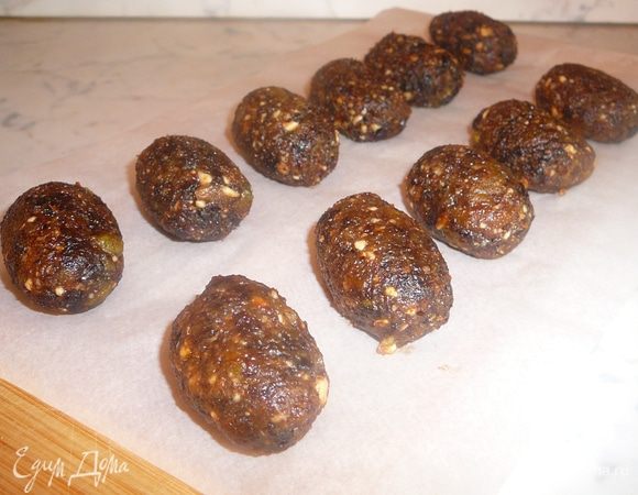 Теперь перемешиваем эту массу с ликером и руками формируем шарики (одну чайную ложку или чуть меньше на каждый. Время от времени руки можно промывать холодной водой — это облегчит процесс. 