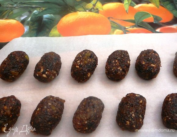 Укладываем на отрез пекарской бумаги или фольги и отправляем на несколько часов в холодильник.