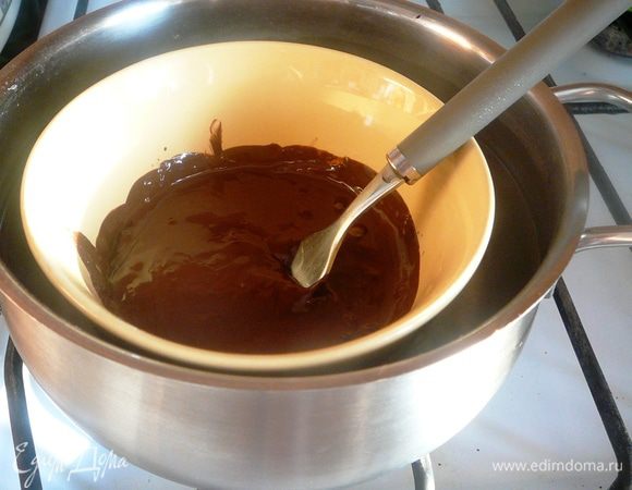 По истечении этого времени растопить на паровой бане шоколад. Шоколад должен быть с высоким содержанием какао (75-90%)