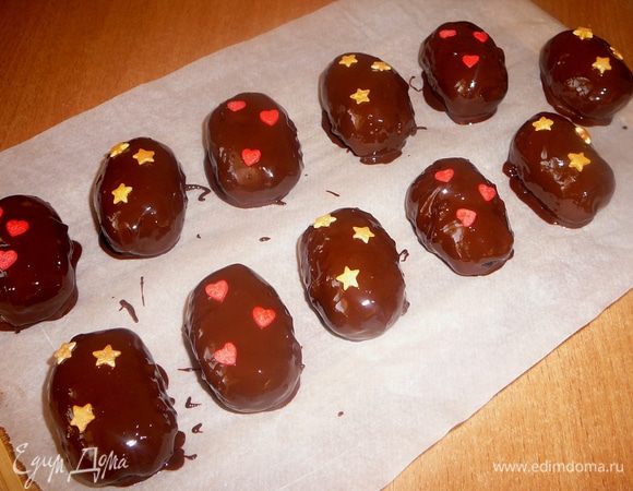 Готовые конфеты украсить и хорошо охладить.