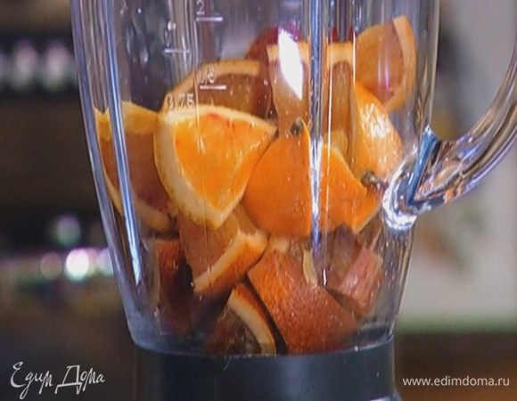 Апельсины вместе с кожурой крупно нарезать и измельчить в блендере в однородную массу. 