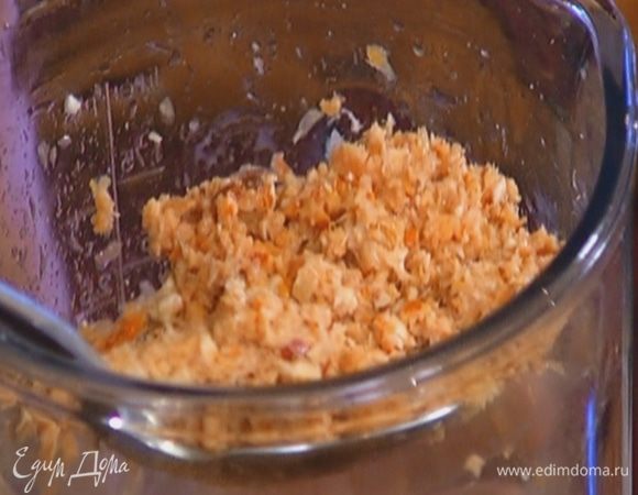 Добавить миндаль и еще раз все вместе измельчить, чтобы остались крупные кусочки орехов.