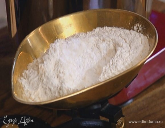 Муку перемешать с разрыхлителем и солью.