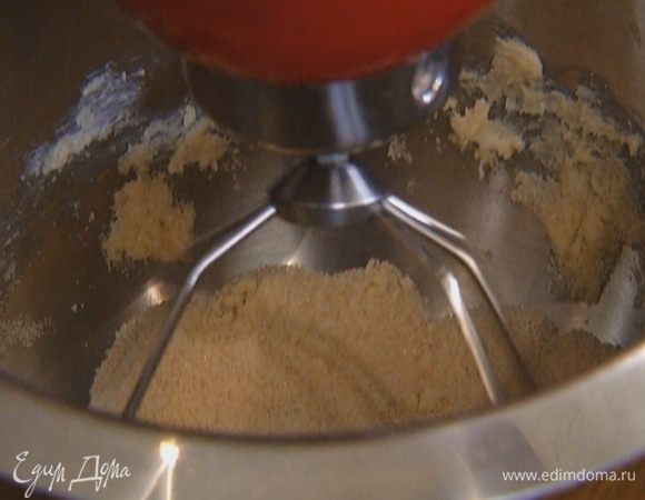Сахар с предварительно размягченным сливочным маслом вымешать в комбайне в гладкую, однородную массу. 